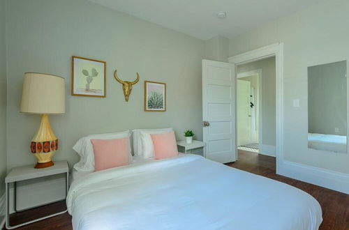 Photo 9 - Kercheval Avenue Apartments