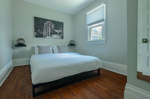 Photo 10 - Kercheval Avenue Apartments