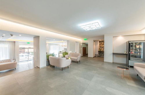 Photo 6 - Corvin Plaza Apartments & Suites