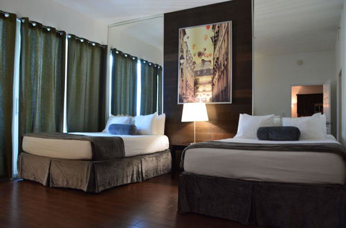 Photo 5 - New Point Miami Beach Apartments