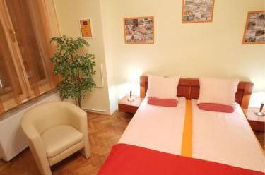 Photo 5 - Paprika Apartment Studio