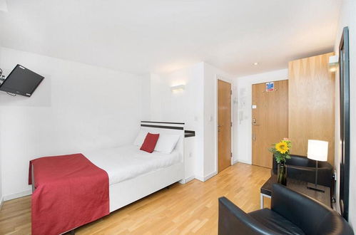 Photo 13 - Hyde Park Executive Apartments