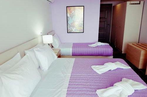 Photo 3 - La Luna Hotel