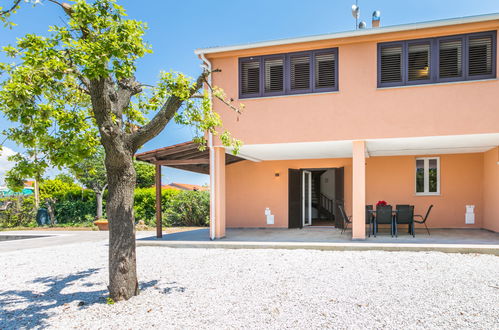 Foto 6 - Casa con 2 camere da letto a Cecina con piscina privata e giardino