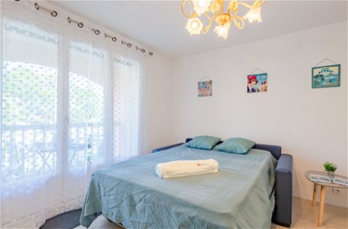 Foto 11 - Appartamento con 1 camera da letto a Fréjus con vista mare
