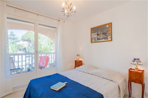 Foto 12 - Appartamento con 1 camera da letto a Fréjus con vista mare