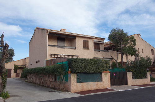 Photo 16 - Apartment in Saint-Cyr-sur-Mer with garden and terrace