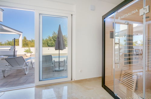 Photo 36 - Maison de 6 chambres à Crikvenica avec piscine privée et jardin