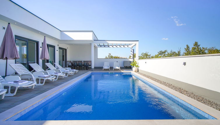 Photo 1 - Maison de 6 chambres à Crikvenica avec piscine privée et jardin