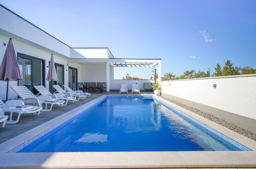 Photo 1 - Maison de 6 chambres à Crikvenica avec piscine privée et jardin
