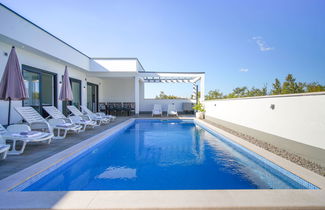 Foto 1 - Casa con 6 camere da letto a Crikvenica con piscina privata e giardino