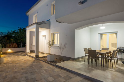 Foto 19 - Casa de 4 quartos em Crikvenica com piscina privada e terraço