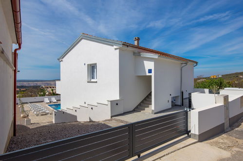 Foto 19 - Casa con 4 camere da letto a Crikvenica con piscina privata e terrazza