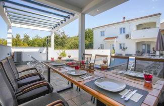 Photo 3 - Maison de 6 chambres à Crikvenica avec piscine privée et jardin