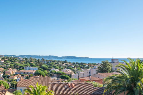 Foto 2 - Appartamento con 2 camere da letto a Cavalaire-sur-Mer con piscina e vista mare