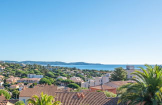 Foto 2 - Apartamento de 2 habitaciones en Cavalaire-sur-Mer con piscina y vistas al mar