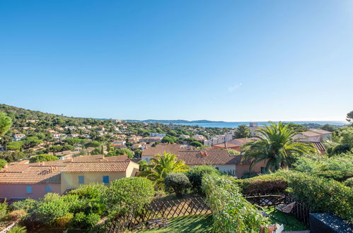 Foto 16 - Apartamento de 2 habitaciones en Cavalaire-sur-Mer con piscina y vistas al mar