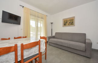 Foto 3 - Appartamento con 2 camere da letto a Vir con piscina e vista mare