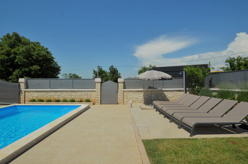 Photo 2 - Maison de 3 chambres à Višnjan avec piscine privée et vues à la mer