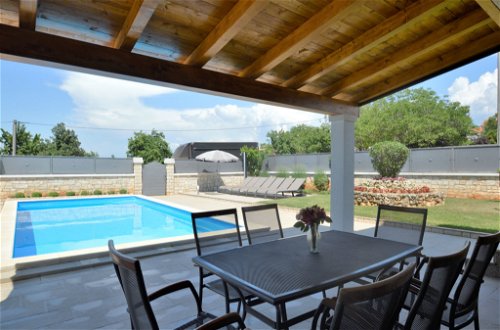 Foto 25 - Casa con 3 camere da letto a Višnjan con piscina privata e vista mare