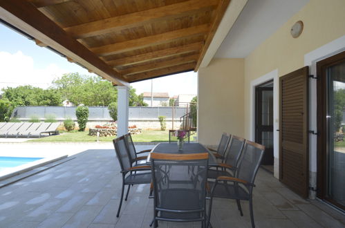 Foto 26 - Casa con 3 camere da letto a Višnjan con piscina privata e vista mare
