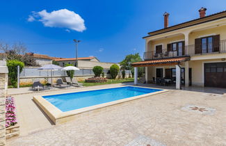 Foto 1 - Casa con 3 camere da letto a Višnjan con piscina privata e giardino