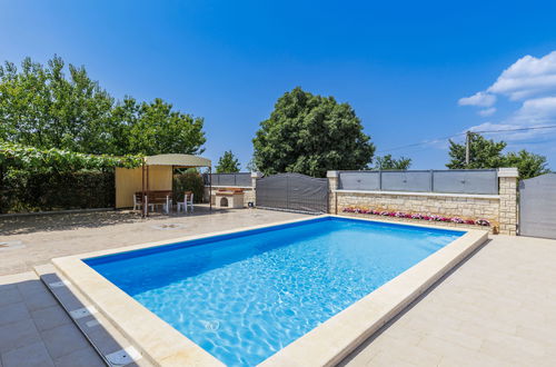 Foto 41 - Casa de 3 quartos em Višnjan com piscina privada e jardim