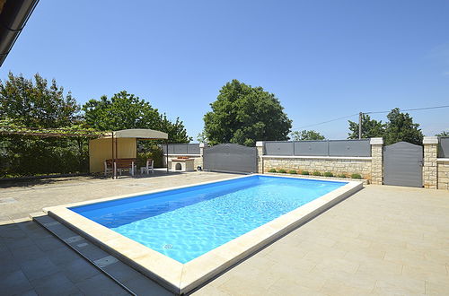 Foto 2 - Casa con 3 camere da letto a Višnjan con piscina privata e giardino