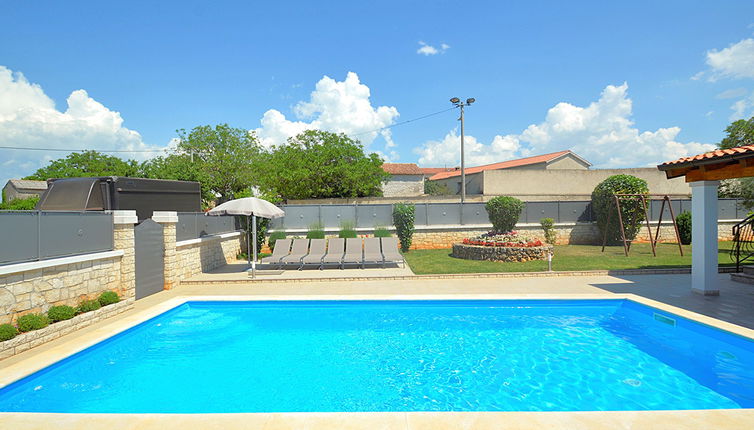 Photo 1 - 3 bedroom House in Višnjan with private pool and garden