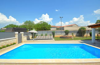 Photo 1 - Maison de 3 chambres à Višnjan avec piscine privée et jardin