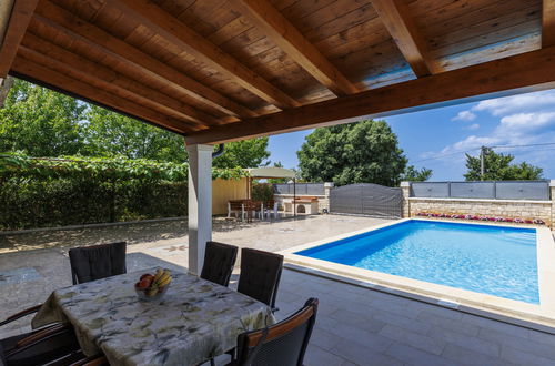 Foto 20 - Casa de 3 quartos em Višnjan com piscina privada e jardim