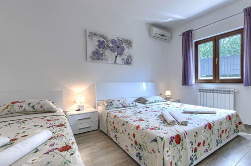 Foto 33 - Casa de 3 quartos em Višnjan com piscina privada e jardim