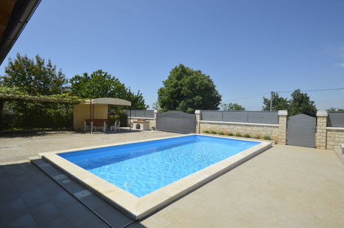 Photo 10 - Maison de 3 chambres à Višnjan avec piscine privée et vues à la mer