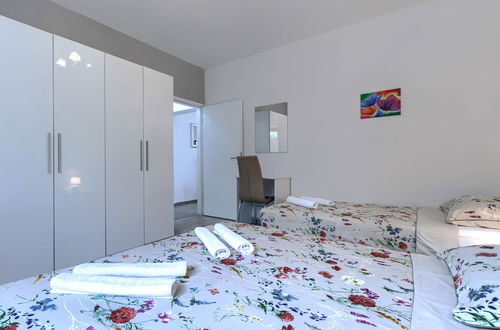 Foto 35 - Casa de 3 quartos em Višnjan com piscina privada e jardim