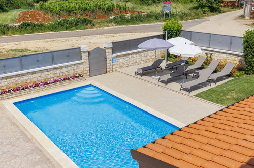Foto 46 - Casa de 3 quartos em Višnjan com piscina privada e jardim