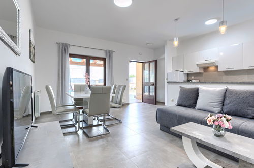 Foto 3 - Casa de 3 quartos em Višnjan com piscina privada e jardim