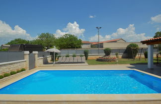 Photo 2 - Maison de 3 chambres à Višnjan avec piscine privée et jardin