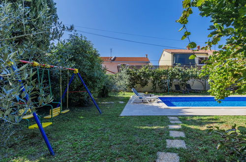 Foto 32 - Casa de 4 quartos em Umag com piscina privada e jardim