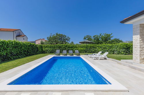 Photo 28 - Maison de 3 chambres à Poreč avec piscine privée et jardin