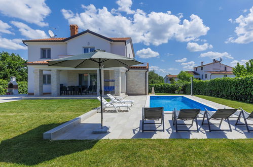 Foto 15 - Casa de 3 quartos em Poreč com piscina privada e jardim