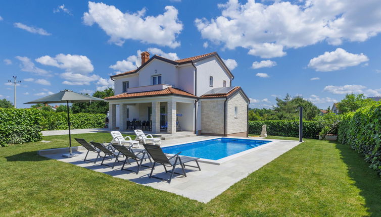 Photo 1 - Maison de 3 chambres à Poreč avec piscine privée et jardin