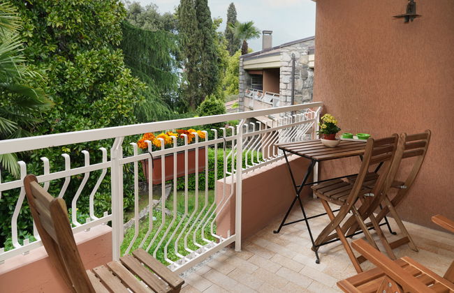 Apartamento de 1 quarto em Porto Valtravaglia com piscina e jardim - Foto 2