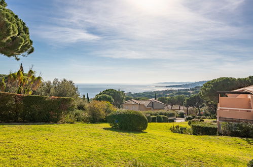 Photo 15 - 1 bedroom Apartment in Sainte-Maxime with swimming pool and sea view