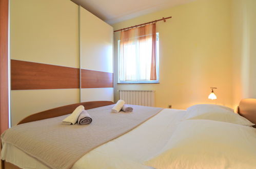 Foto 14 - Apartment mit 3 Schlafzimmern in Tribunj mit garten und terrasse