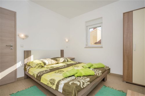 Photo 8 - Appartement de 2 chambres à Ližnjan avec jardin et terrasse