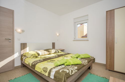 Foto 8 - Apartamento de 2 quartos em Ližnjan com jardim e terraço