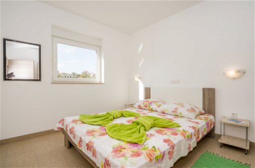 Foto 7 - Appartamento con 2 camere da letto a Ližnjan con giardino e terrazza