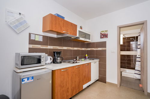 Foto 5 - Apartamento de 2 quartos em Ližnjan com jardim e terraço