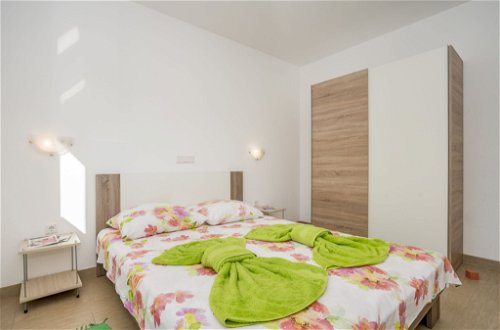 Photo 6 - Appartement de 2 chambres à Ližnjan avec jardin et terrasse