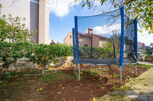 Foto 15 - Apartamento de 2 quartos em Ližnjan com jardim e terraço